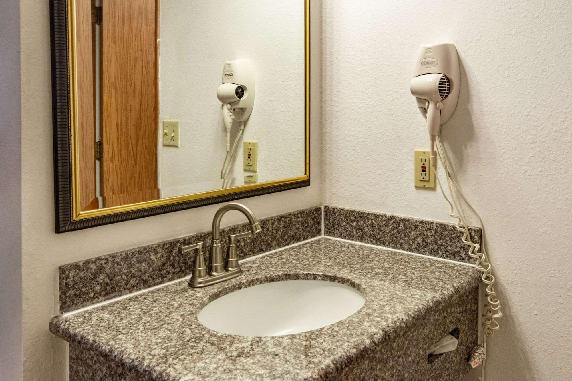 Econo Lodge Inn & Suites Madras Εξωτερικό φωτογραφία