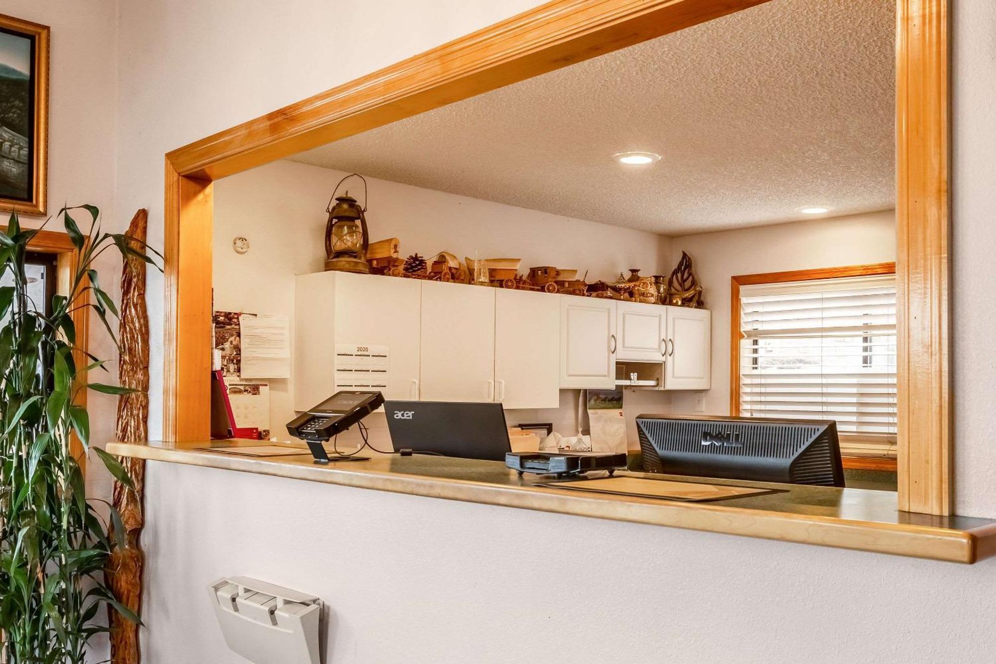 Econo Lodge Inn & Suites Madras Εξωτερικό φωτογραφία